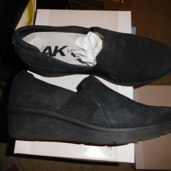 9M ANNE KLEIN AK SPORT AK INVITE BLACK NUBUCK SUEDE WEDGE - Picture 1 of 11